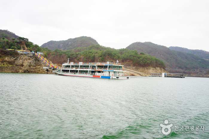 충주호유람선은 여객선인 충주호관광선과 별개로 운영된다