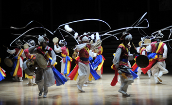 공연4-장구를 치며 상모를 돌리며 무대를 뛰어다니는 공연자들
