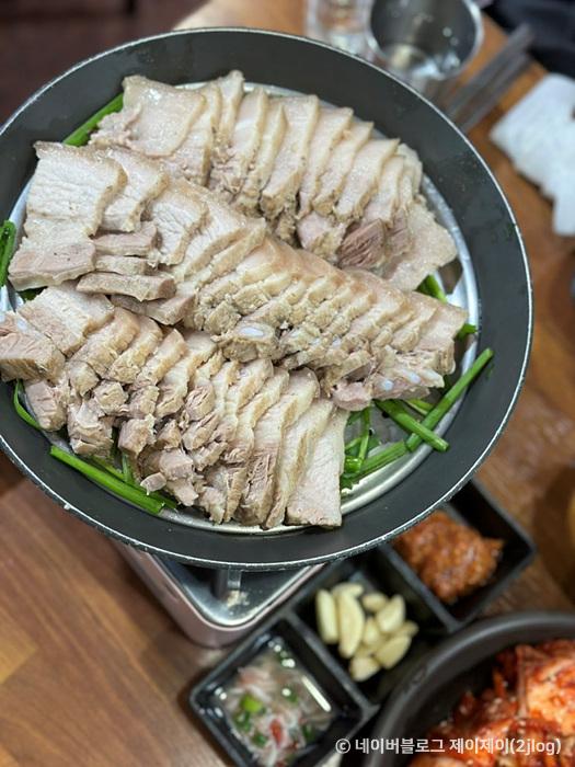 불판에 올려져 나오는 보쌈