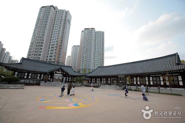 도시형 한옥을 옮겨 와 참여형 문화 예술 공간으로 조성한 김포아트빌리지