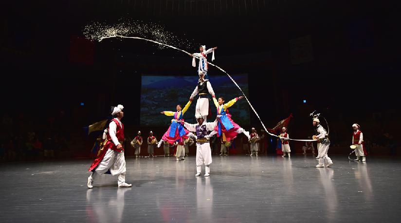 공연1-오무동 묘기(한 사람 위로 네명이 올라감)를 선보이고 있다
