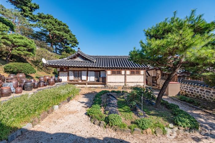 연못과 소나무숲이 둘러싼 국가민속문화재, 사운고택|전통한옥