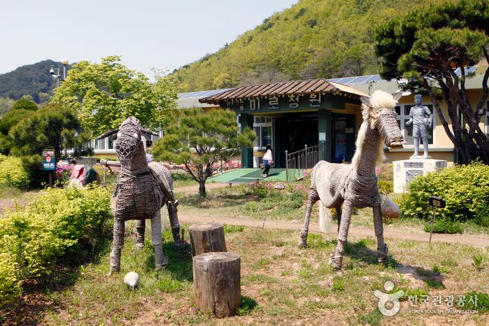 말 조형물 뒤로 보이는 소년 동상이 이곳이 학교였음을 말해준다.