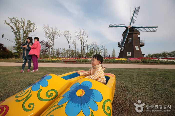네덜란드정원에서 즐거운 시간을 보내는 어린이