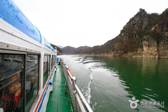 유람선 타고 즐기는 단양팔경
