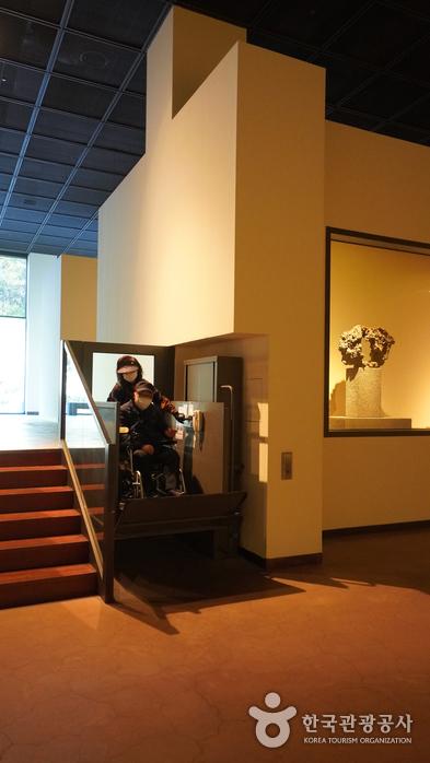 제주돌박물관의 휠체어 리프트