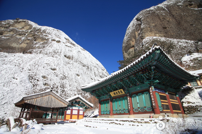 암마이봉 상단에 구멍이 숭숭 난 것은 타포니 현상 때문이다. 