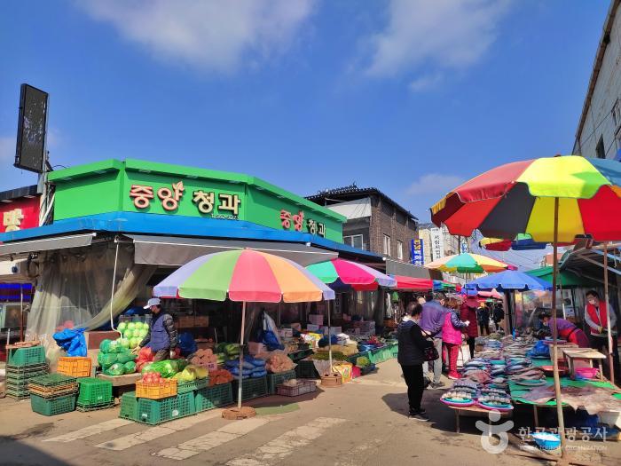 오일장이 열리면 노점이 서는 고창전통시장