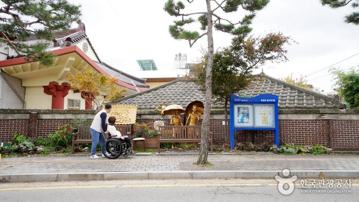 점자블록이 놓여진 보도블록