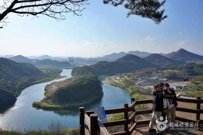 영월 한반도 지형을 배경으로 기념사진을 찍는 사람들