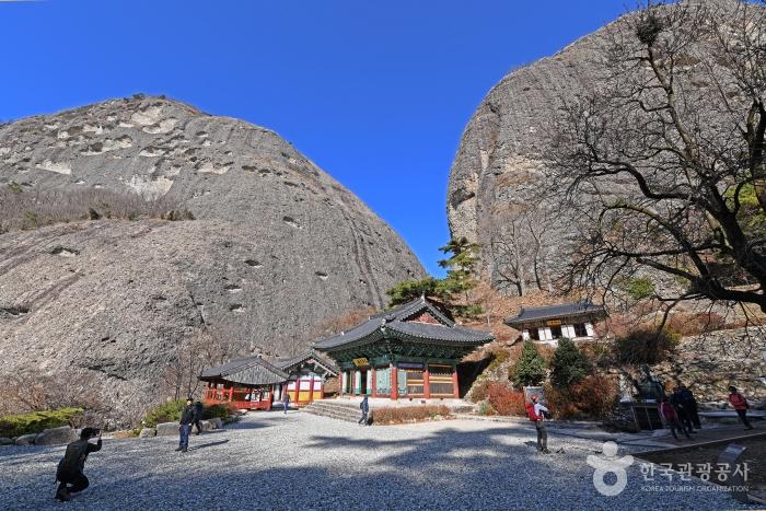 은수사 뒤로 보이는 마이산 암마이봉과 수마이봉