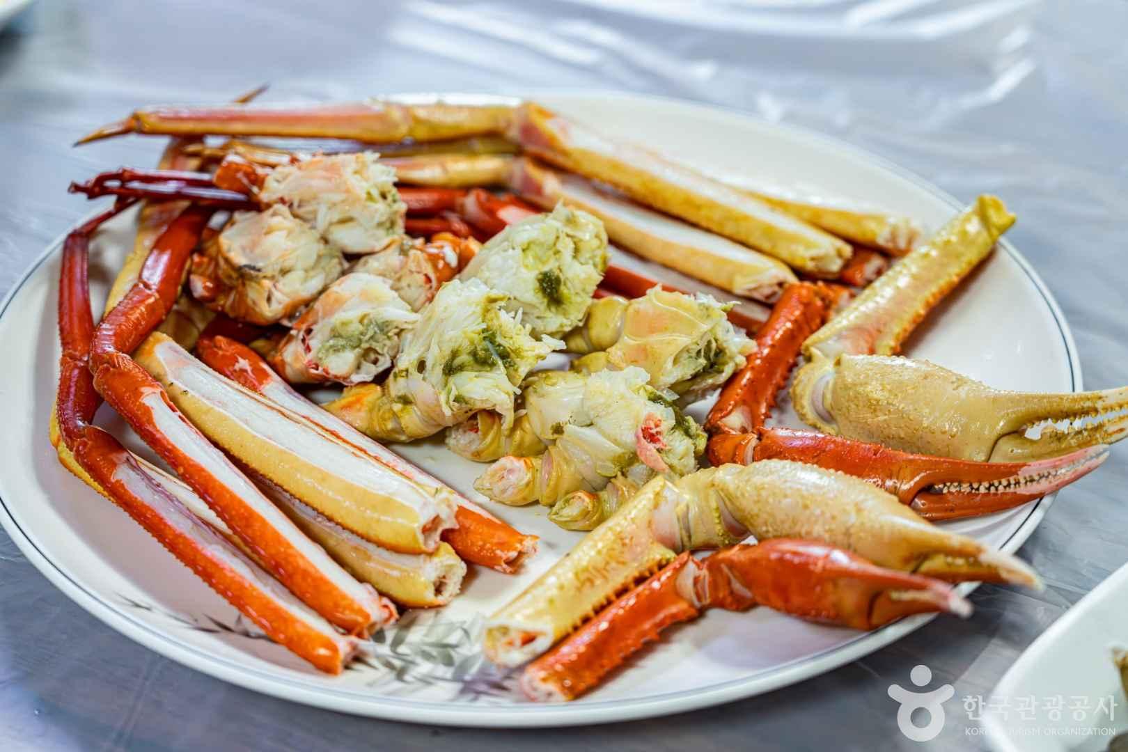 먹기 좋게 자른 대게찜