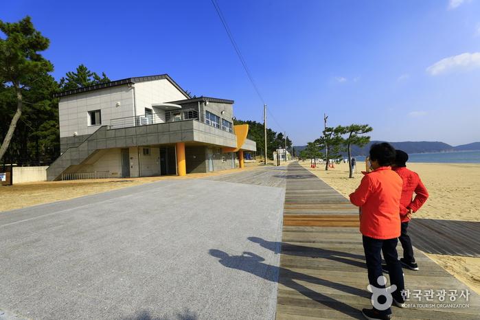 신지명사십리해수욕장 열린관광지 화장실과 데크 길
