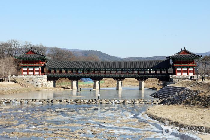 낮에 본 월정교