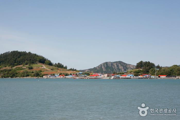 바다 건너 파랗고 붉게 칠한 지붕이 선명한 연홍도