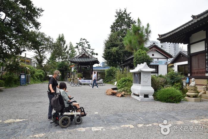 마당에 자갈이 깔려있어 휠체어로 사찰 구석구석 돌아다닐 수는 없어도 대략의 탐방은 가능하다