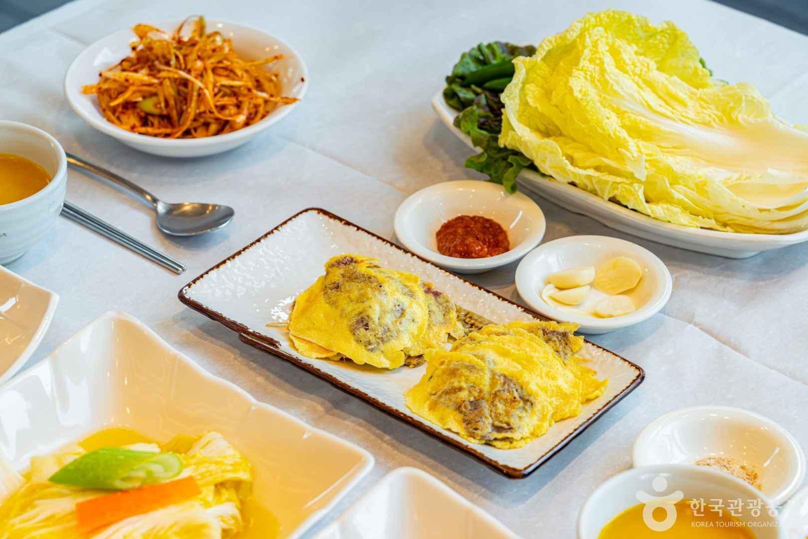 [K-로컬 미식여행 33선] 14. 한국인의 경조사에 빠지지 않는 음식, 육전> 여행기사 :대한민국 구석구석 [K-로컬 미식여행 33선] 14. 한국인의... 