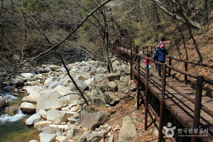계곡을 따라 이어진 가야산 소리길