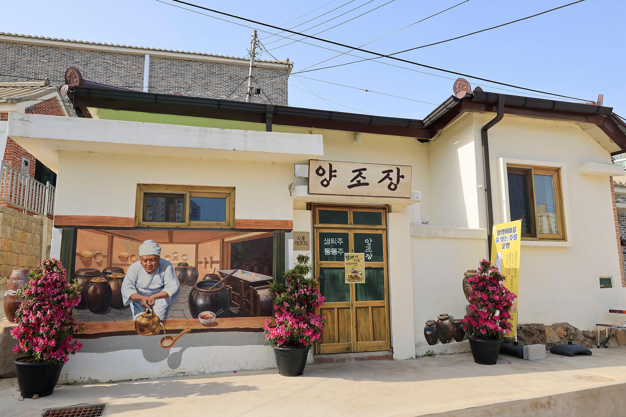 [살아보기 여행-군산편] <백 투더 모던> 군산에서 나흘, 100년 전 거리를 거닐고 영화 속 장소를 만나다> 여행기사 | 생활관광:대한민국 구석구석