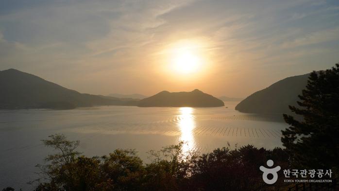 전망대에서 바라보는 칠천량 해변