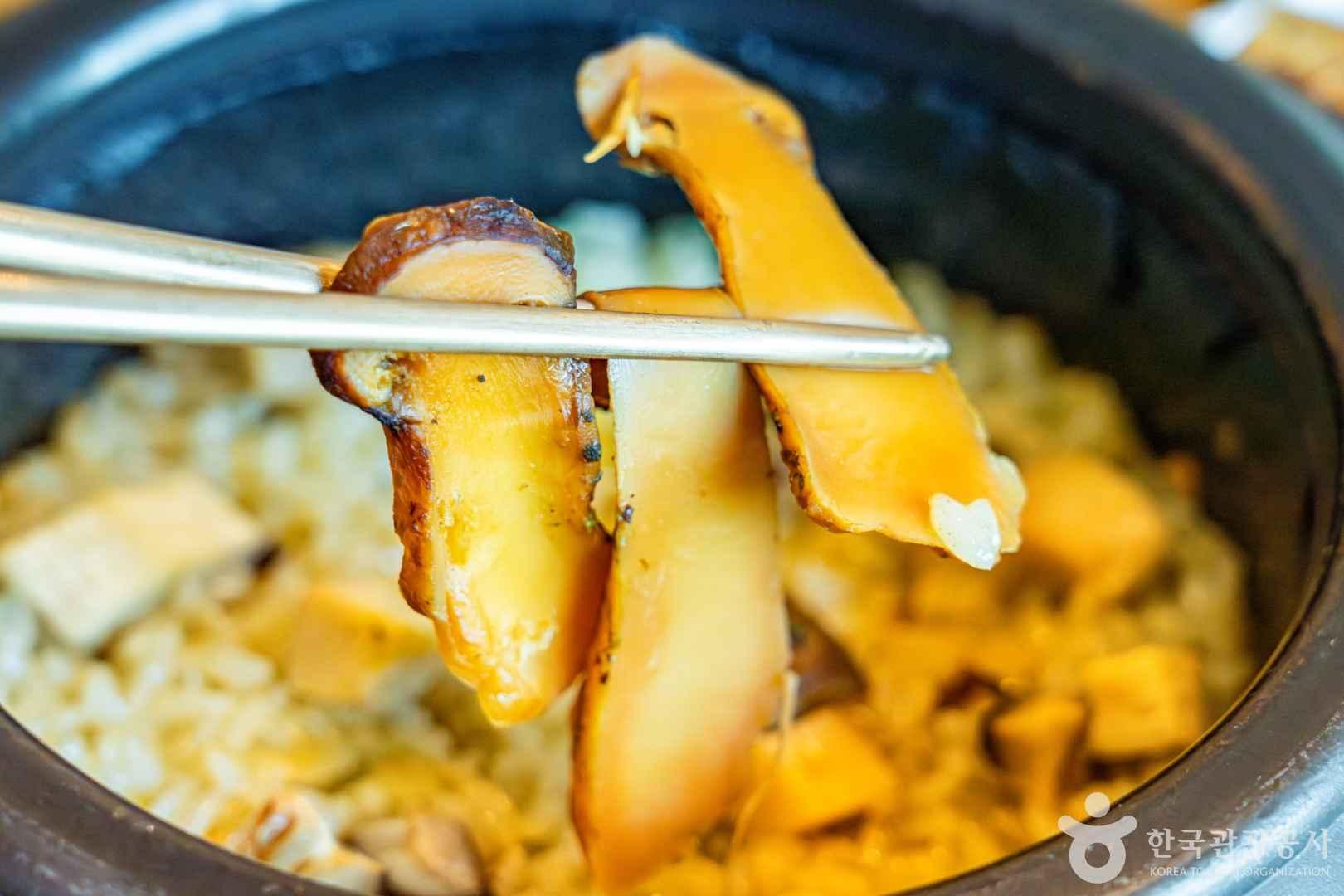송이버섯 솥밥