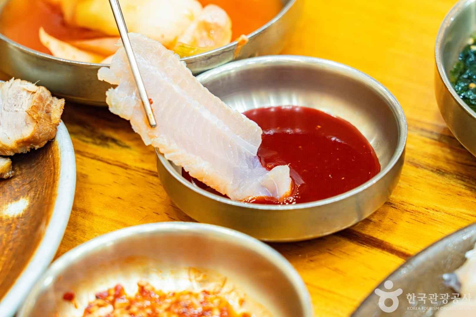 소스에 찍어 먹는 홍어