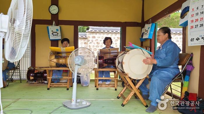 해미읍성에서는 해미지역 재능 있는 어르신들의 민요가창도 들을 수 있다