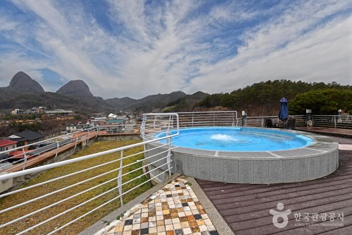 옥상 하늘정원에 있는 원형 바데풀