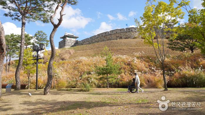 동북포루 아래의 산책길