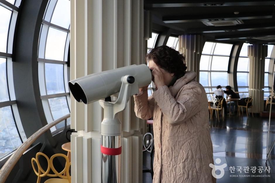 전망층의 망원경