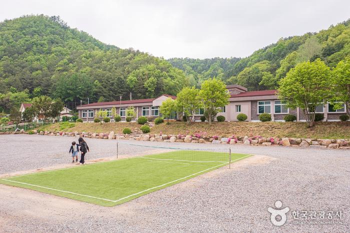 내촌초등학교 대봉분교를 리모델링한 홍천아트캠프 전경