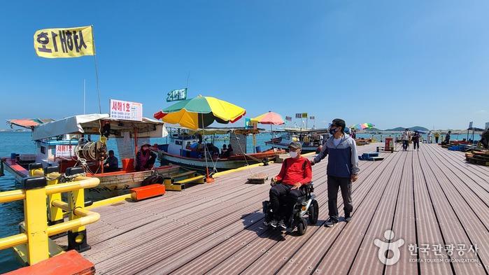 삼길포의 명물 선상횟집촌도 무장애탐방이 가능하다