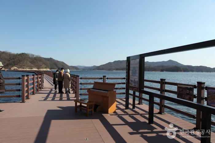 수몰된 예안국민학교가 있던 자리에 놓인 풍금