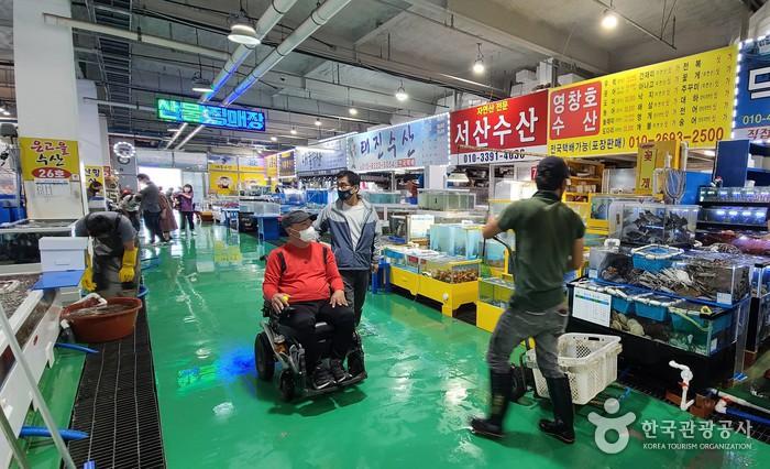 삼길포 수산시장도 무장애탐방이 가능하다