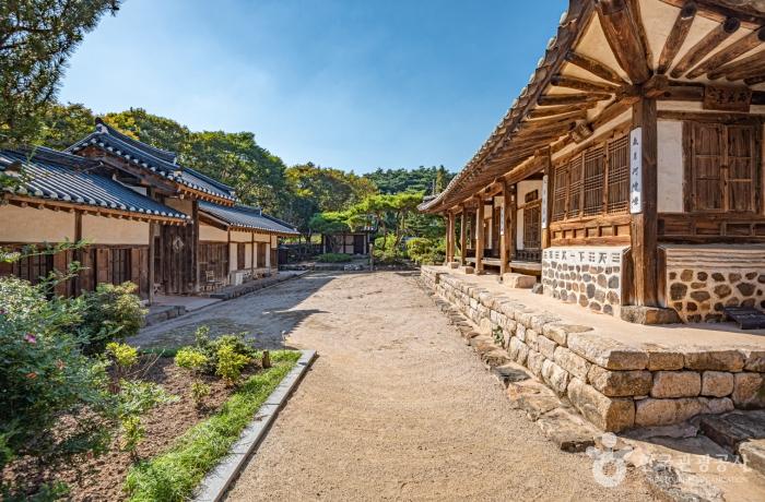 연못과 소나무숲이 둘러싼 국가민속문화재, 사운고택|전통한옥