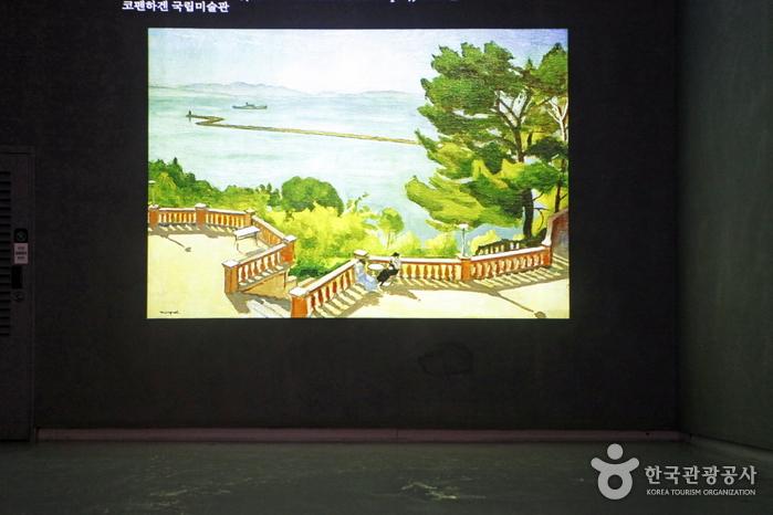 전시 중인 작품을 한 장씩 보여주는 갤러리룸