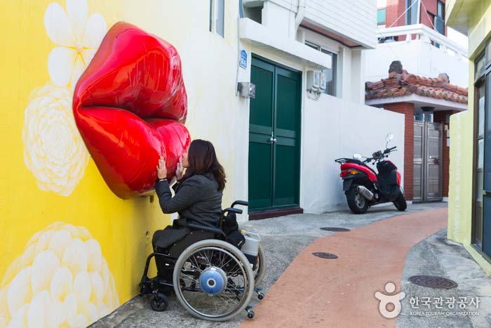 벽화와 설치미술이 함께 있는 두맹이골목