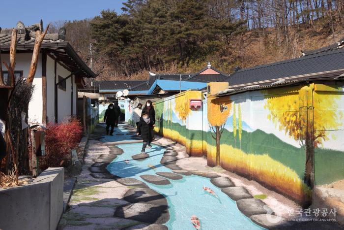 예끼마을 인기 포토 존에서 가족과 힐링