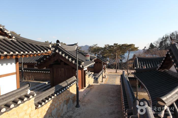 2인실부터 8인실까지 한옥 10채로 구성된 선성현문화단지 한옥체험관