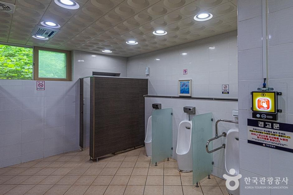 청풍문화재단지 장애인 화장실 사진