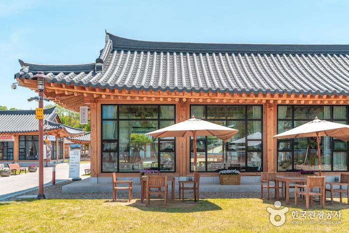 옥천전통문화체험관의 카페 머물다가