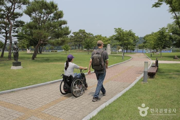 중앙탑사적공원은 공원 전체가 열린관광지로 조성되어 무장애 관광이 가능하다