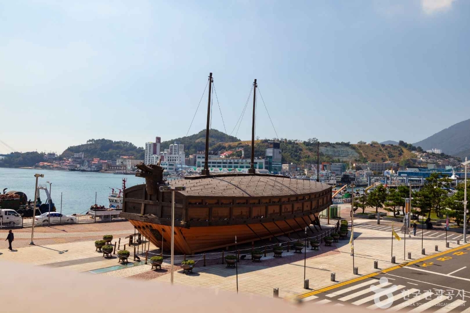 여수 이순신 광장의 거북선 모형과 분수