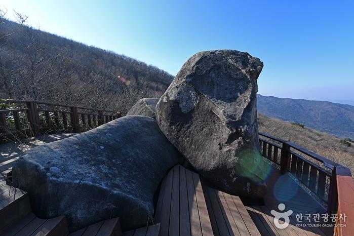 노승봉 오름길 전망 데크에 놓인 두륜산 흔들바위