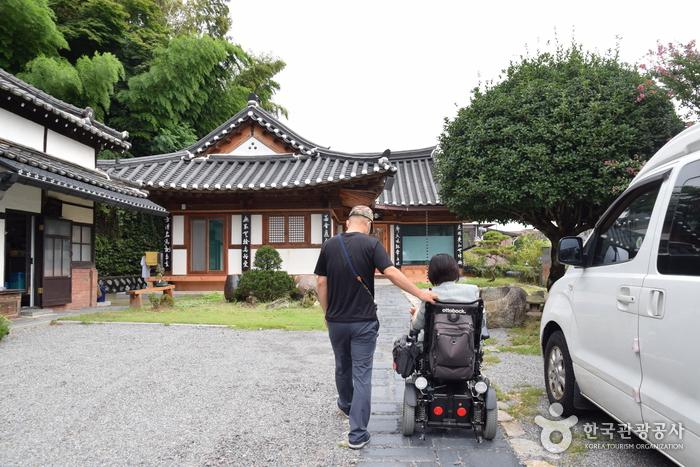 장애인 이용 차량은 경내 주차가 가능하다