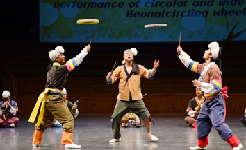 공연3-나무접시를 돌리고 있다