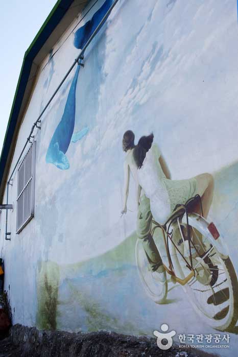 '고래를 찾는 자전거'의 한 장면을 연상시키는 벽화