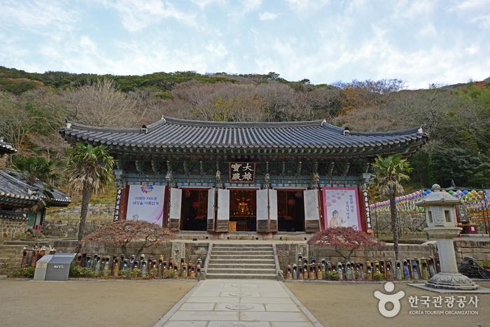 두륜산 봉우리를 등진 대흥사 대웅보전