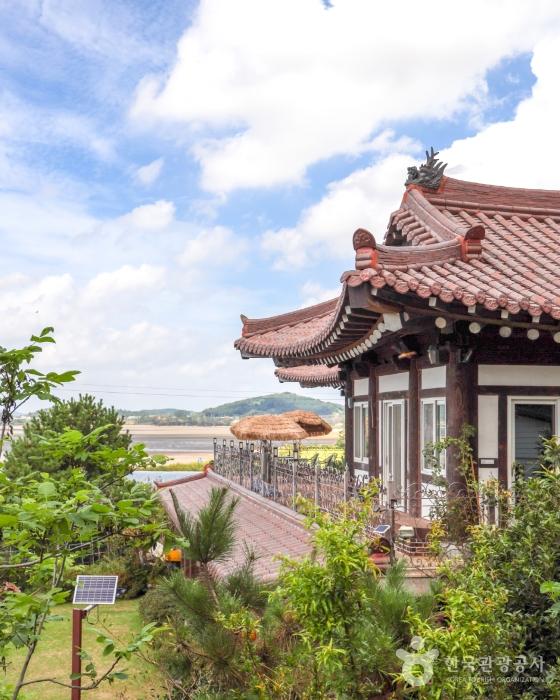 바다와 맞닿은 자연 그대로의 전통한옥, 마음의고향|전통한옥