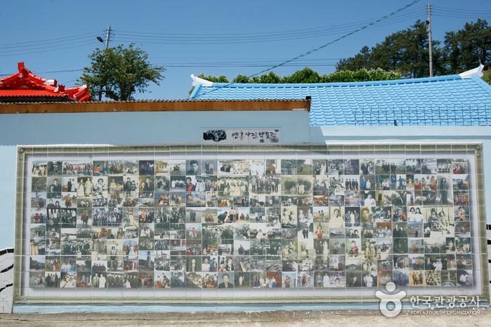 마을 사람들이 찍은 사진으로 제작한 타일 200여 개가 벽을 채운 ‘연홍사진박물관’